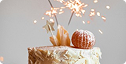 Bolo de aniversário branco com faíscas, e cor de fundo claro