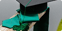 Capelo preto e faixa verde de formatura