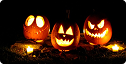 Abóboras de halloween sorrindo, com cara de malvado, no escuro e com luzes internas