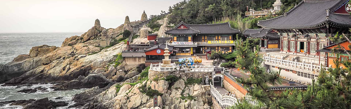 Templo Haedong Yonggungsa, uma linda vista da Coreia do Sul com casas turísticas antigas, muita floresta, rochas e o oceano